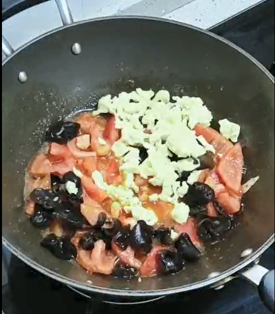 Scrambled Eggs with Tomato Fungus recipe