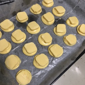 A Newbie of Meringue Puffs Succeeded (with Custard Sauce) recipe