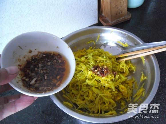 Garlic Pepper Mixed with Yellow Flowers recipe