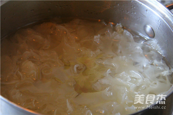 Golden Fruit and Tremella Sweet Soup recipe