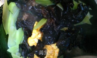 Fresh and Small Fried---scrambled Eggs with Lettuce and Fungus recipe