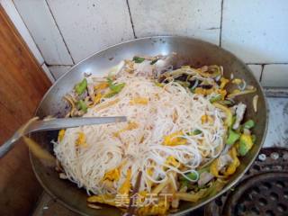 Stir-fried Noodles with Cabbage and Pork recipe