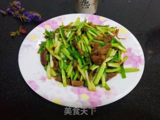 Stir-fried Pork with Garlic Sprouts recipe