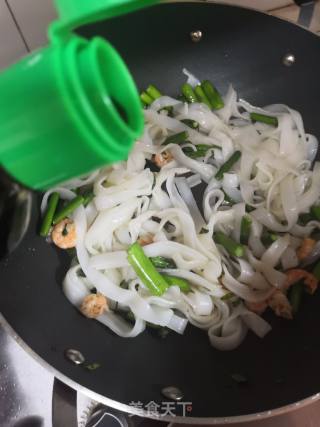 Stir-fried Hor Fun with Shrimp and Asparagus recipe