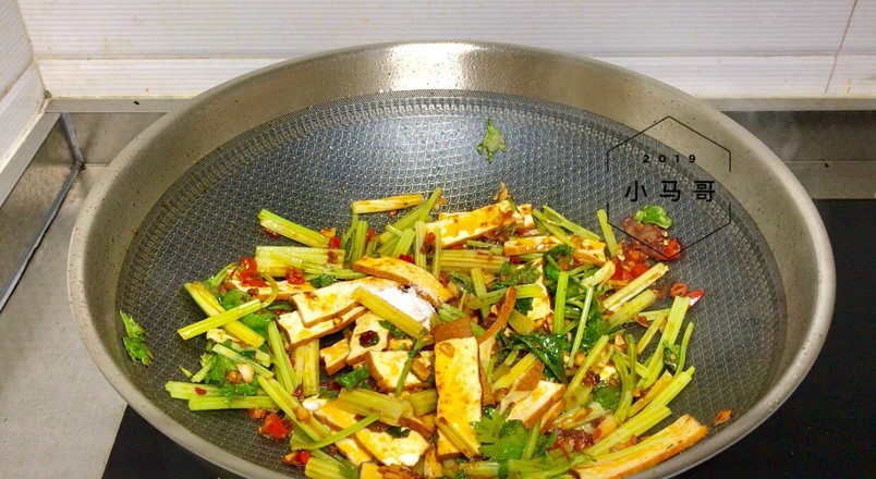 Stir-fried Xianggan with Celery recipe