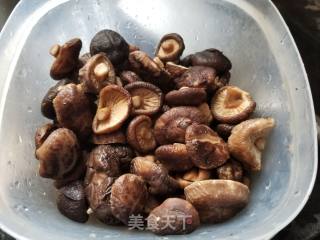 Stewed Pork Knuckles with Mushrooms and Chestnuts recipe
