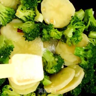 Garlic Broccoli Potato Chips recipe