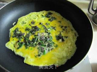 Fried Eggs with Perilla and Dried Shrimp recipe