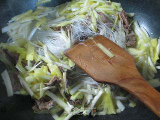 Stir-fried Vermicelli with Beef Slices with Leek Sprouts recipe