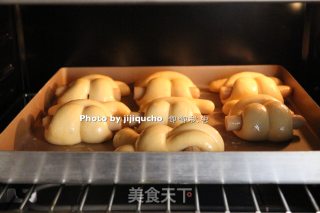 【zhejiang】rabbit Hot Dog Bread#东岭厨机c08# recipe