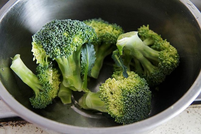 Cold Broccoli Black Fungus recipe