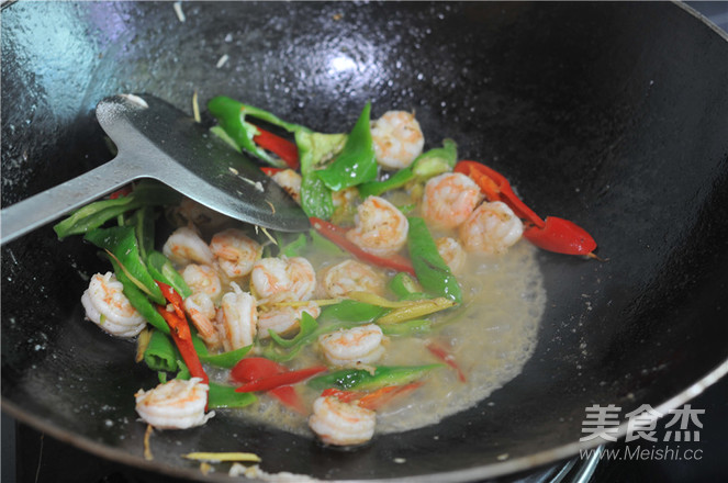 Stir-fried Shrimp with Green and Red Pepper recipe