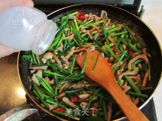 Stir-fried Duck Intestines with Leek Flowers recipe