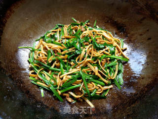 Stir-fried Bean Curd with Leek recipe