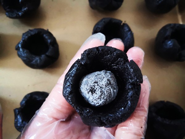 Black Sesame Flowing Heart Mooncake recipe