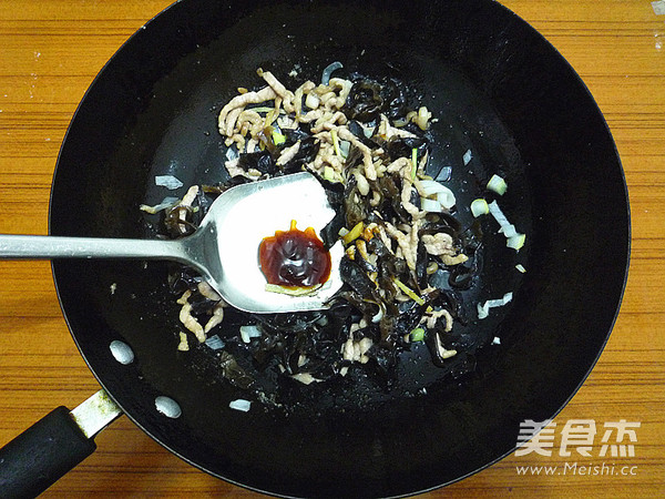 Stir-fried Pork with Leek and Fungus recipe