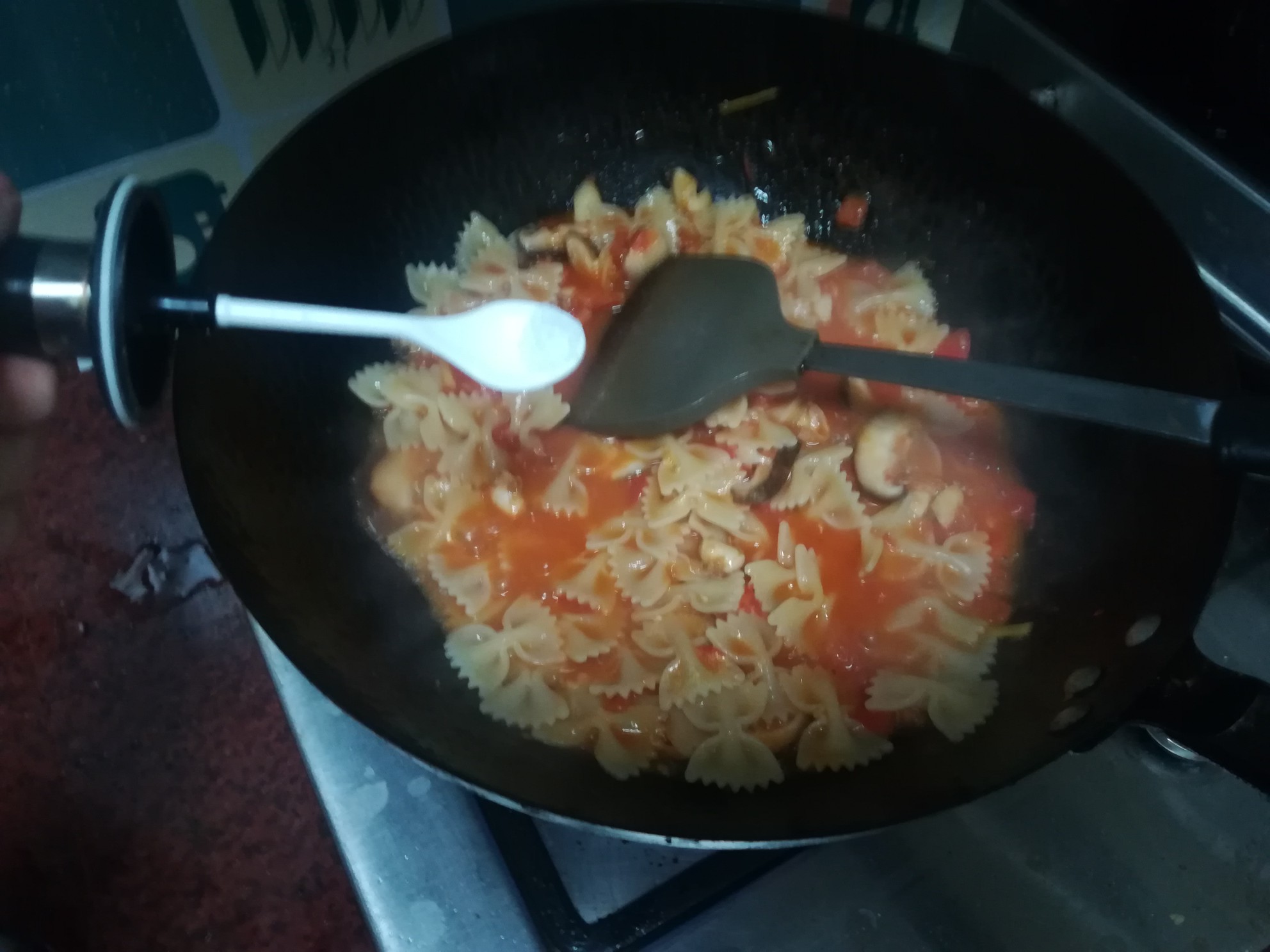 Butterfly Noodles with Scallop Meat and Tomato Sauce recipe