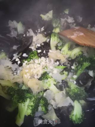 Stir-fried Double Ears with Broccoli recipe