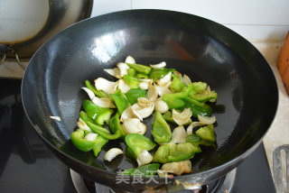 Stir-fried Green Peppers with Shrimp and Lily recipe