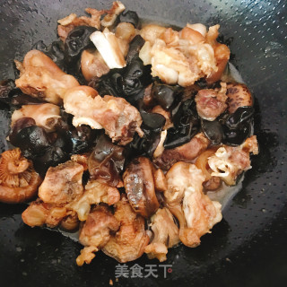 Braised Pig's Trotter with Black Fungus and Mushroom recipe