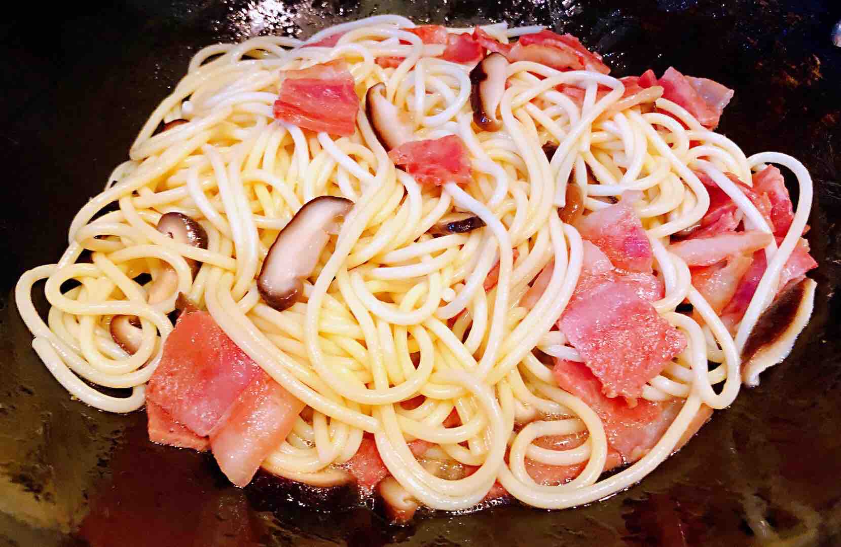 Spaghetti with Creamy Bacon and Shiitake Mushrooms recipe