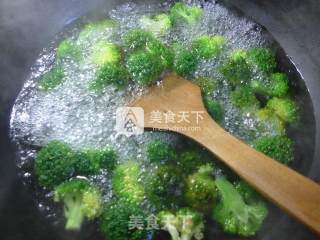 Stir-fried Broccoli with Salt and Pork recipe