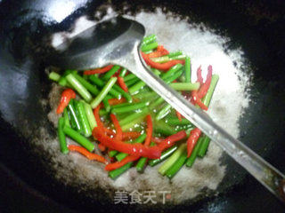 Stir-fried Pork Ears with Garlic Stalks recipe