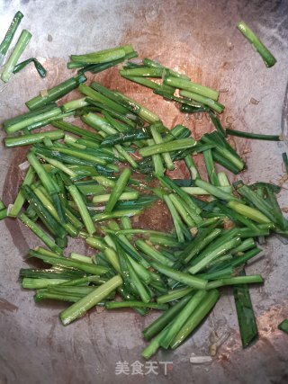 Stir-fried Three Shreds (leeks, Bean Sprouts and Tofu Skin) recipe