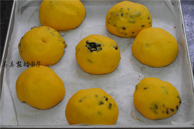 Pumpkin Mixed Bean Buns recipe