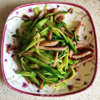 Stir-fried Red Intestine with Fruit and Cucumber recipe