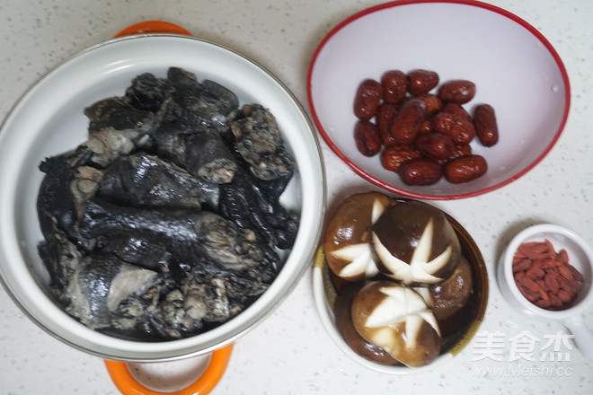 Red Dates and Wolfberry Black-bone Chicken Soup recipe