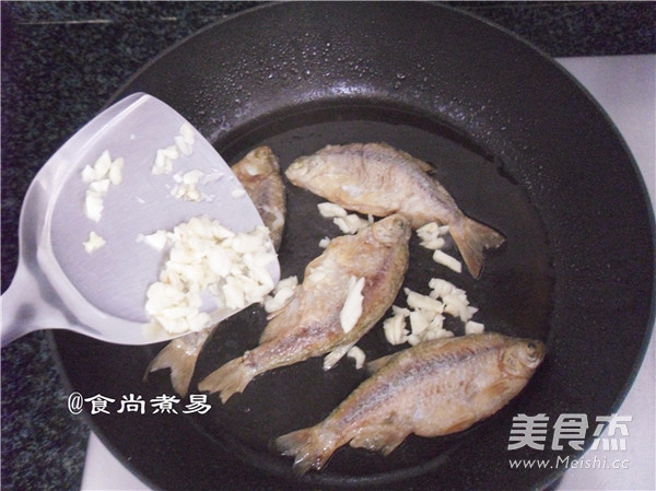 Pan-fried Dried Wild Fish recipe