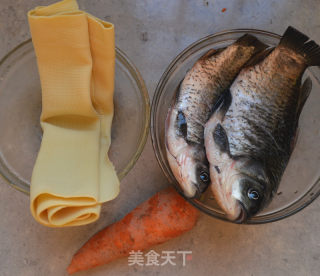 Thousands of Carrots and Crucian Carp in Clay Pot recipe