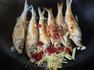 Braised Small River Fish recipe