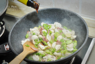 Fava Bean and Mushroom Stir-fried Bacon, A Delicacy Not to be Missed in The Broad Bean Season recipe