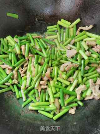 Stir-fried Pork with Garlic Sprouts recipe