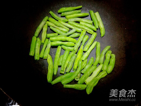 Stir-fried String Beans with Garlic Slices recipe