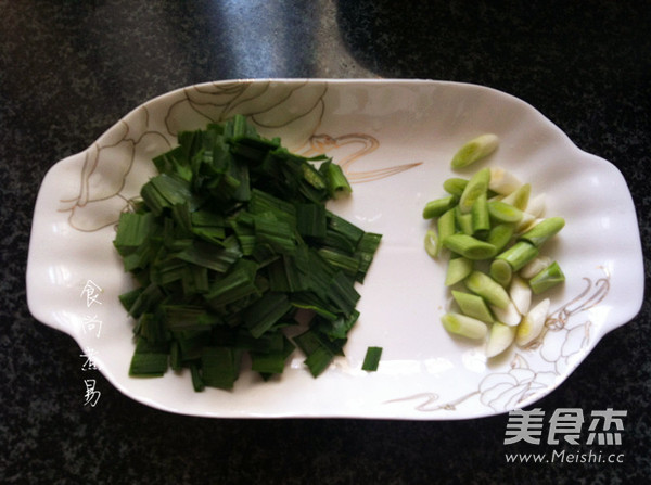 Fried Small River Prawns with Garlic Sprouts recipe