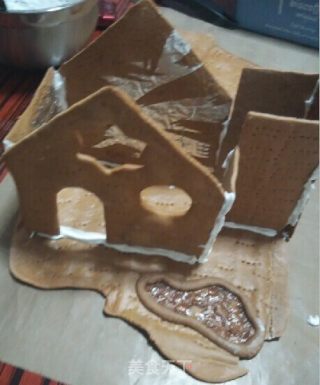 Christmas Gingerbread House Cookies Can Also be Used to Build Houses and Give Children Christmas Surprises recipe