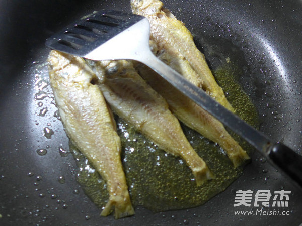 Yellow Croaker Soup with Shredded Radish recipe