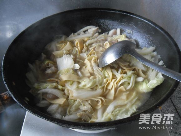 Stewed Cabbage with Pork Skin recipe