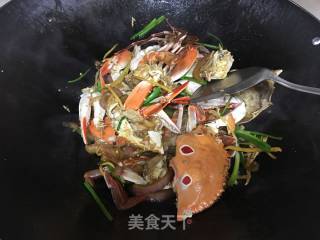 Stir-fried Crab with Ginger and Green Onion recipe