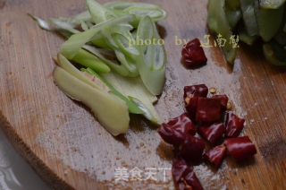 Stir-fried Eyebrow Peas with Pork Belly, A Strong Home Taste recipe