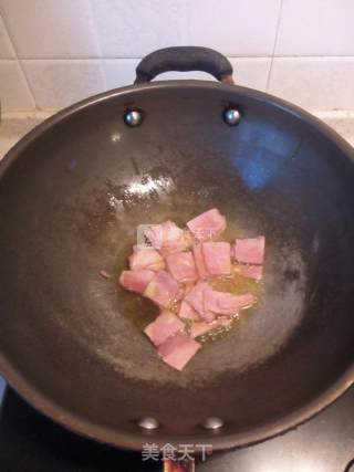 Stir-fried Autumn Lotus Root with Bacon Has The Effects of Clearing Heat, Invigorating The Stomach and Spleen, Nourishing Blood and Nourishing Blood. It is Good for Lung Heat and Cough. It is A Good Food Therapy Product. this Dish is Suitable for All Ages and Can be Eaten by The General Population. recipe