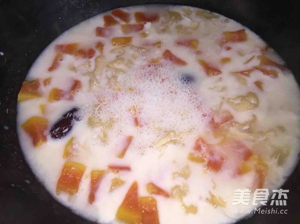 Green Papaya, Tremella, Red Dates and Milk Soup recipe