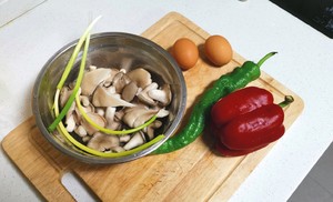 Scrambled Eggs with Green Red Pepper and Mushroom recipe