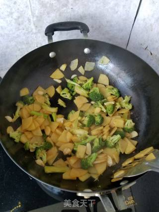 Fried Broccoli with Potato Chips recipe
