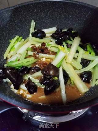 Stir-fried Black Fungus with Parsley recipe