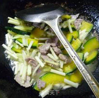 Stir-fried Japanese Pumpkin with Lean Pork and Leek Sprouts recipe