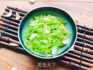 Rely on It to Moisturize The Lungs in Autumn. Stir-fried Lily with Lettuce, Refreshing and Easy to Use recipe